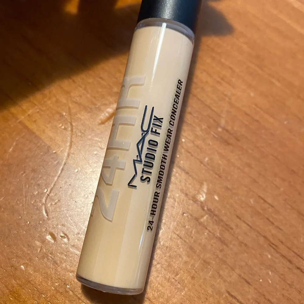 MAC Studio Fix 24-Hour Smooth Wear Concealer NC20
